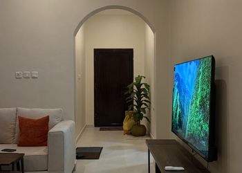 شقة بصالة وثلاث غرف نوم