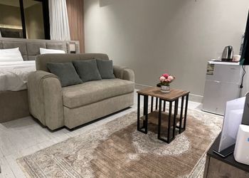 استديو بأثاث مريح وبسيط 