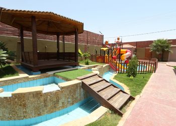 كوخ بجلسة خارجية وألعاب مائية