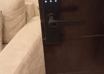شقة بغرفة معيشة وغرفة نوم 