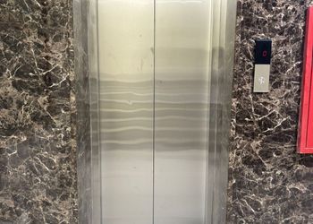 استديو بأثاث مريح وبسيط 