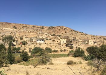 شقة بصالة جلوس وغرفتين نوم 