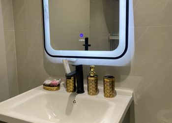 شقة بصالة انيقة وغرفة نوم