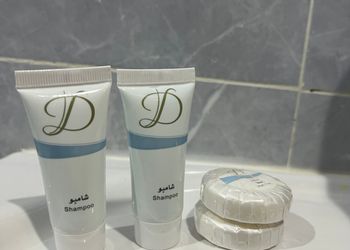 شقة بصالة وغرفة نوم وبأثاث مريح