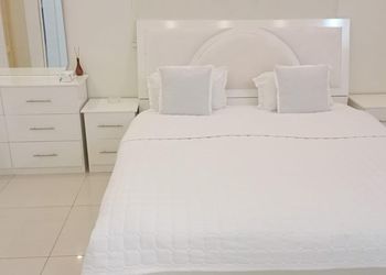 شاليه بمسطح اخضر ومسبح 