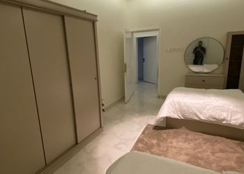 شقة بصالة مريحة وثلاث غرف نوم 