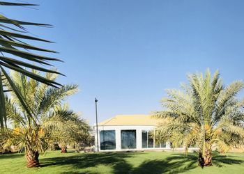 مزرعة بمجلس واسع ومسطح اخضر