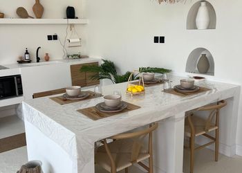 شاليه بجلسة تطل على مسبح خارجي 