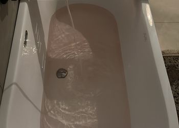استديو بأثاث مريح وبسيط 