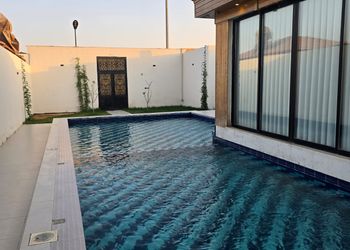 شاليه بجلسة خارجية ومسبح خارجي