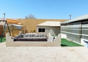 مخيم ببيت شعر وألعاب أطفال 