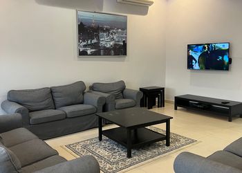 شاليه بركن شواء ومسطح اخضر