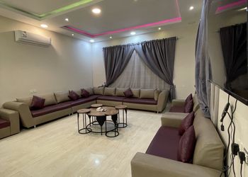 شاليه بجلسة تطل على مسبح خارجي 