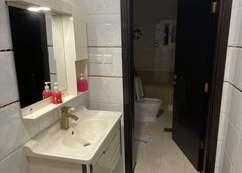 شقة بثلاث غرف نوم وصالة جلوس