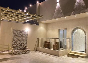شاليه بصالة مطلة على مسبح داخلي