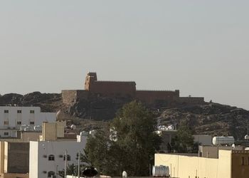 شقة بصالة وغرف نوم
