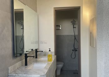 شاليه بمسطح اخضر ومسبح
