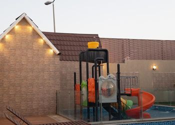 شاليه بمسبح وألعاب مائية