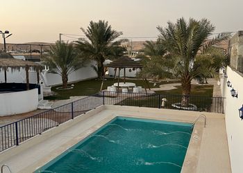 شاليه بجلسة خارجية وألعاب أطفال 
