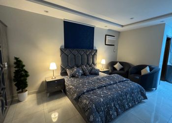 استديو بأثاث مريح وبسيط 