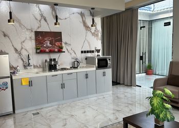 شاليه بجلسة تطل على مسبح خارجي 