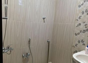 شاليه بجلسة خارجية مطلة على مسبح