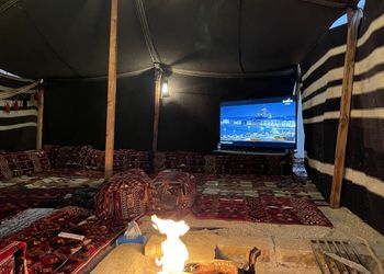 مزرعة بمسبح مطل على الحديقة