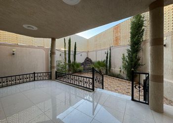 شقة بصالة جلوس وغرفتين نوم 
