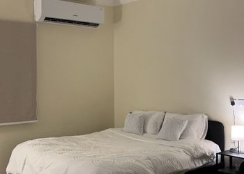 استديو باثاث مريح وبسيط 