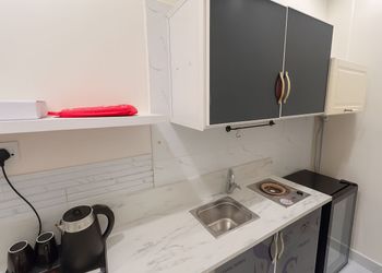 استديو بأثاث مريح وبسيط 