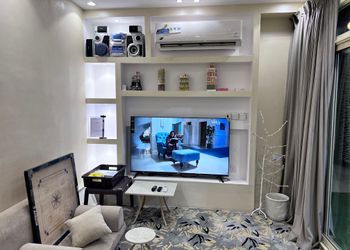 شاليه بمسطح اخضر وجلسة خارجية 
