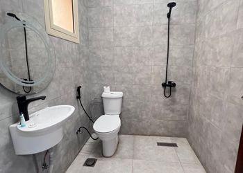 استديو بأثاث مريح وبسيط 
