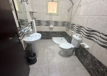شقة بغرفة معيشة وغرفتين نوم