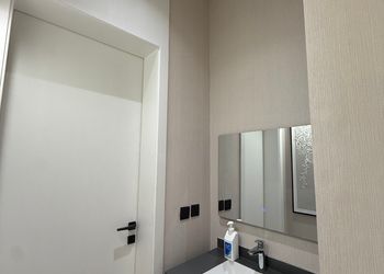 استديو بأثاث مريح وبسيط 