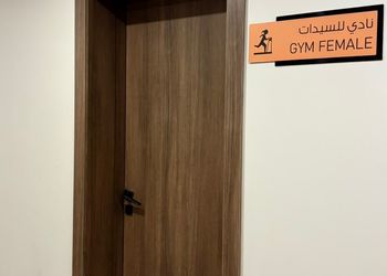 شقة بصالة وثلاث غرف نوم