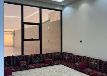 استراحة بمسطح اخضر وجلسة خارجية