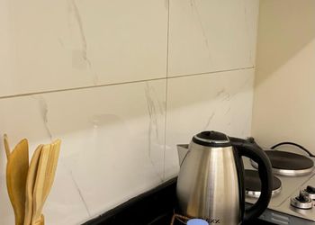 شقة بصالة وغرفة نوم بموقع مميز 