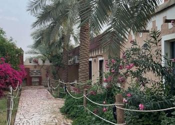 مزرعة بطابع تراثي ومسطحات خضراء