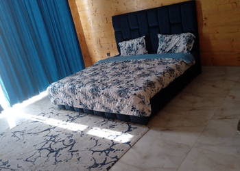 شاليه بمسطح اخضر ومسبح داخلي