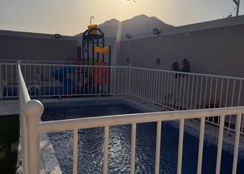 شاليه بمسبح خارجي وألعاب مائية