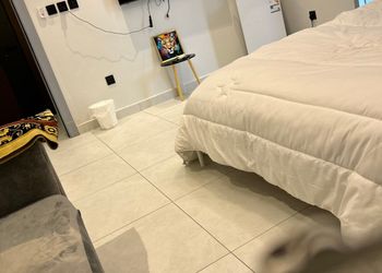 استديو بأثاث مريح وبسيط 