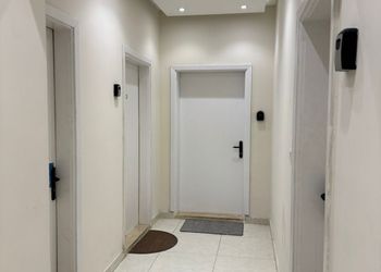 استديو بسرير ماستر وجلسة جانبية 