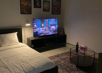 استديو مميز بأثاث مريح