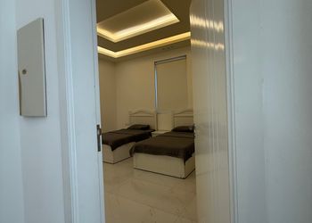 شاليه بمسطح اخضر وجلسة خارجية