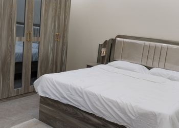 شقة بغرفة معيشة وغرفتين نوم 
