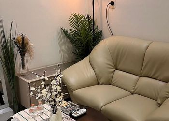 استديو بأثاث مريح وبسيط 