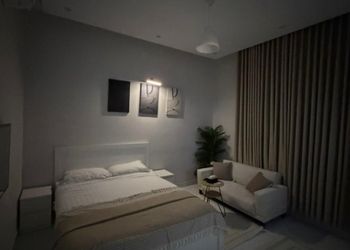 استديو بسرير ماستر وجلسة مريحة 