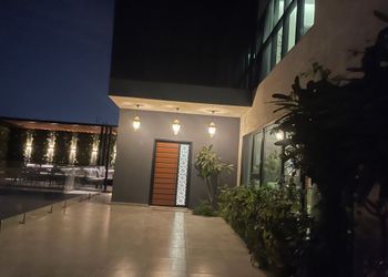 شاليه عائلي انيق بجلسة خارجية