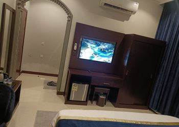 غرفة بأثاث مريح وبسيط
