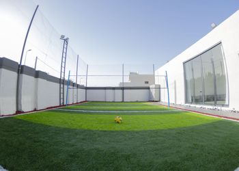 شاليه بمسطح اخضر وجلسة خارجية 
